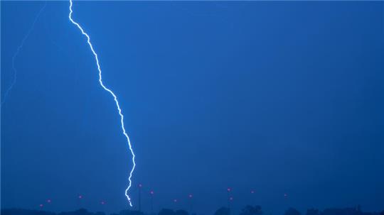 Ein Blitz ist bei einem starken Gewitter am Himmel zu sehen.