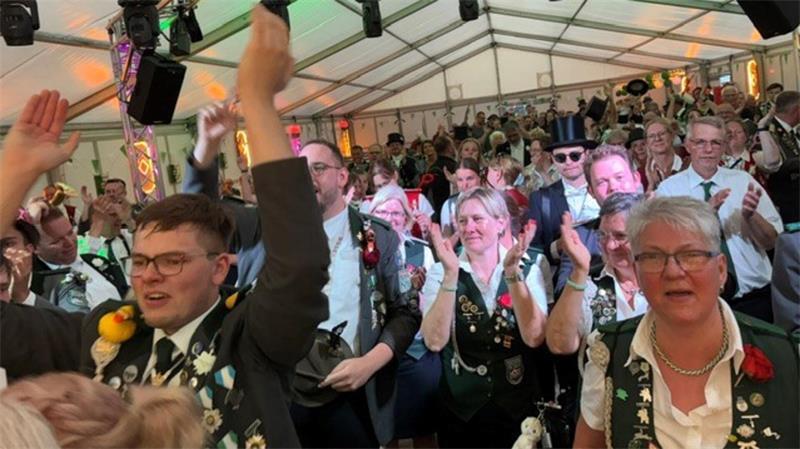 Das Publikum am Montagabend im Festzelt feiert lautstark singend die neuen Majestäten des Schützenvereins Altkloster.