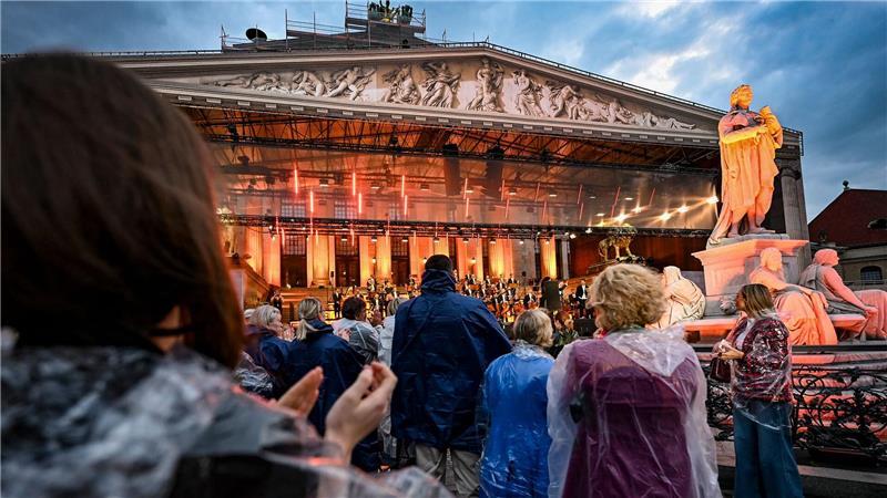 Bilder des Tages Das Publikum applaudiert beim Abschluss vom „Classic Open Air“ auf dem Gendarmenmarkt in Berlin.