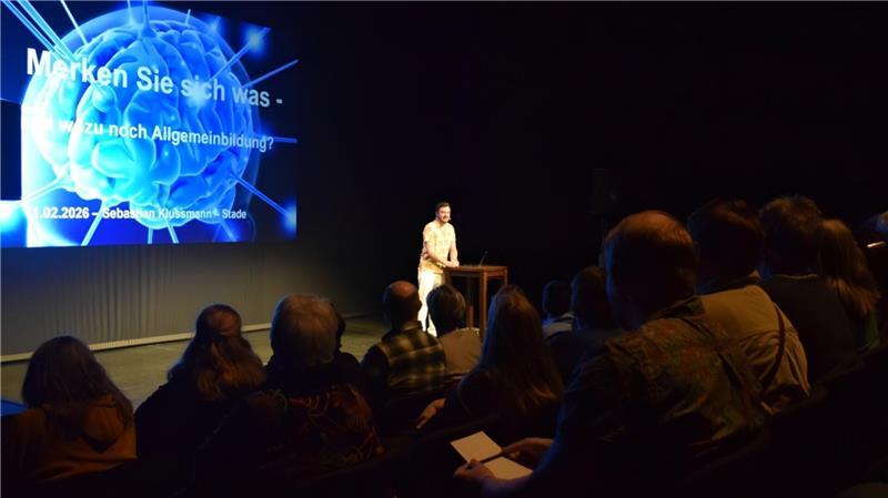 Das Publikum auf der verkleinerten Studiobühne im Stadeum lauscht dem Vortrag des Quizexperten.