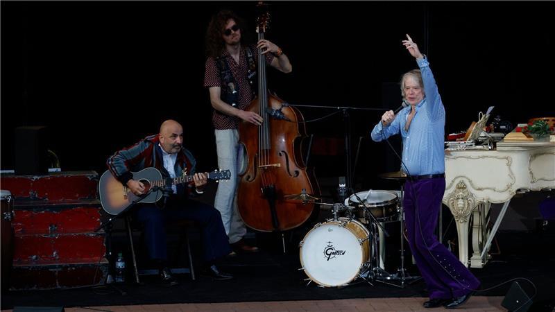 „Happy Birthday“: Fans singen zum 70. von Helge Schneider Das Publikum empfing ihn seinen „Helge“ mit einem Geburtstagsständchen.