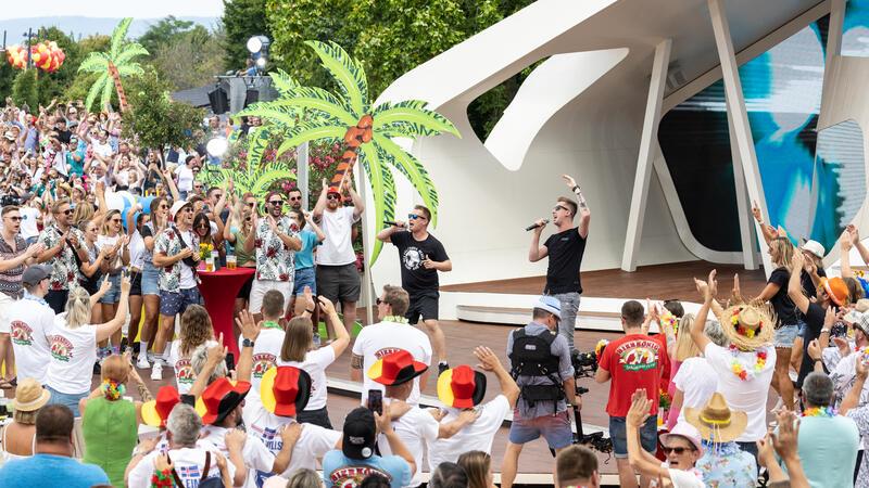 Ballermann-Schützen holen „Layla“-Star nach Steinkirchen Das Publikum feiert den Auftritt des Schlager-Duos DJ Robin & Schürze mit dem umstrittenen Song „Layla“ im Juli 2022 im ZDF-Fernsehgarten.