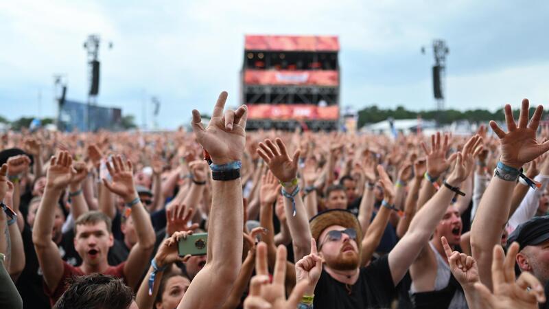Deichbrand: Was geht und was nicht? Die wichtigsten Regeln Das Publikum hebt die Hände für die Band „Rogers“ beim Deichbrand im vergangenen Jahr.