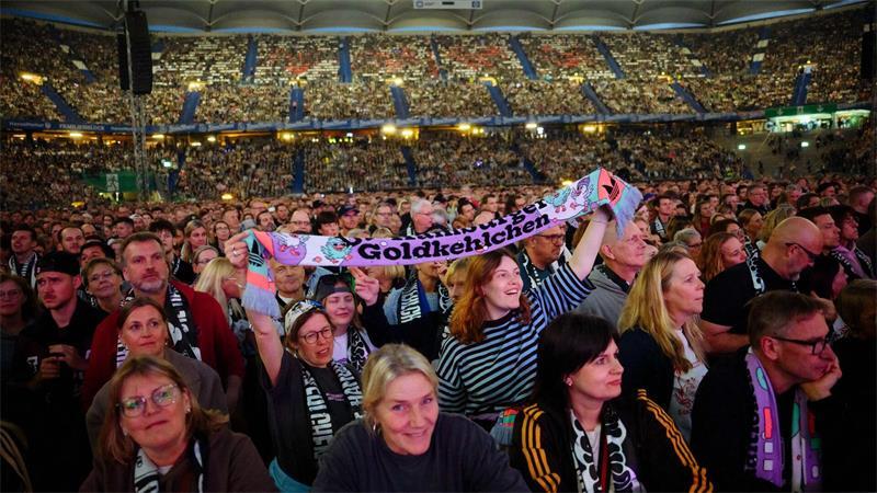 Hamburger Goldkehlchen verabschieden sich mit Weltrekord Das Publikum ist begeistert von der Show.