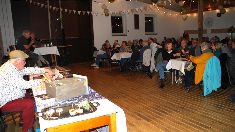 Sex, Drugs und Rock: ESC-Legende Peter Urban packt in Deinste aus Das Publikum verfolgt den unterhaltsamen Ausflug in die Musikgeschichte der vergangenen 50 Jahre.