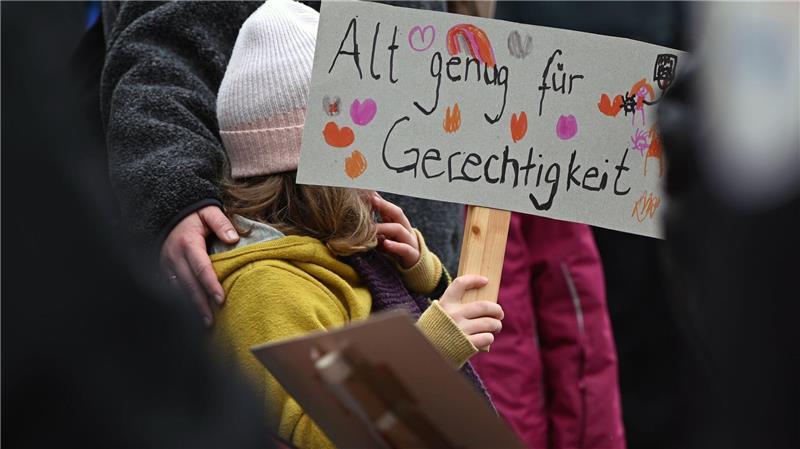 Männer demonstrieren in Hamburg gegen Gewalt an Frauen Das Publikum war bunt gemischt: Männer, Frauen, Kinder.