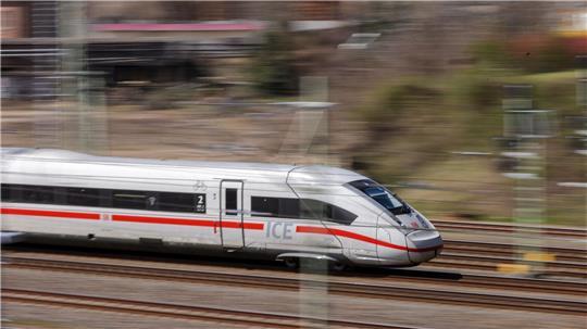 Das Pünktlichkeitsziel wird gelockert, die Vorstände verkleinert, Sofortprogramme aufgelegt: Bei der Bahn soll sich in den nächsten Monaten viel ändern. (Archivbild)