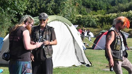 Das Punk-Protestcamp war am Montag auf Sylt gestartet - das juristische Tauziehen rund um das Camp ist aktuell nun beendet. 