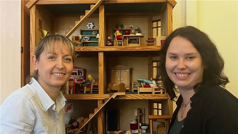 Das Puppenhaus lädt zum Spielen ein. Die Kinder gestalten es oft so, wie sie auch leben, wissen Katarzyna Piotrowski (links) und Christina Beer.