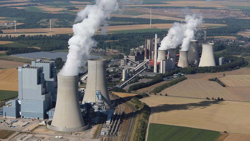 Das RWE-Braunkohlekraftwerk Neurath I und II in Grevenbroich-Neurath: Deutschland darf dem Energiekonzern RWE 2,6 Milliarden Euro staatliche Hilfe für den Kohleausstieg zahlen.