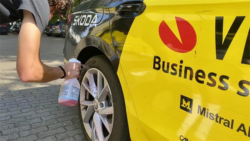 Das Racecar, das die Visma-Fahrer beim Rennen begleitet, wird am Tag vor dem Start gereinigt.