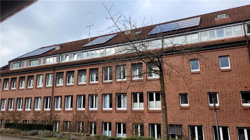 Wärmeplanung: An dieses Netz kann die Klimakommune Harsefeld anknüpfen Das Rathaus als ein Beispiel für Harsefelds PV-Anlagen: Weitere gibt es auf Schulen, dem Freibad sowie den Kläranlagen in Harsefeld und Ahlerstedt.