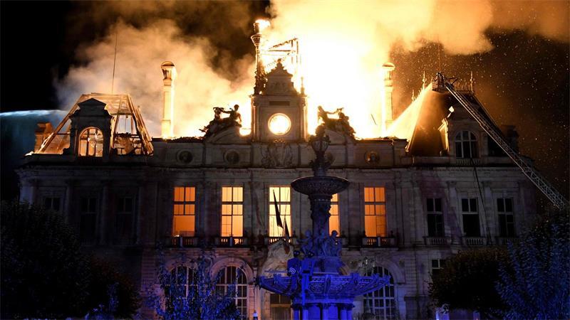 Das Rathaus in Limoges in Zentralfrankreich brennt, nachdem eine Gruppe von Personen im Rahmen einer landesweiten Mobilisierungsaktion gegen hohe Lebenshaltungskosten gewaltsam in das Gebäude eingedrungen war.