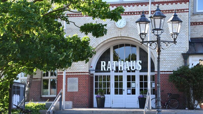 Sylt sucht nach Lösung für Zukunft von Bürgermeister Das Rathaus in Westerland (Sylt) in der Abendsonne.