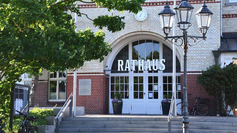 Das Rathaus in Westerland (Sylt) in der Abendsonne.