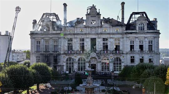Das Rathaus von Limoges wurde in Brand gesetzt.
