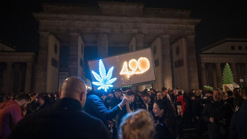 Rauch über dem Brandenburger Tor: Cannabis jetzt legal Das Rauchen von Marihuana oder Haschisch ist seit heute erlaubt.