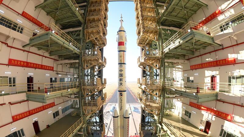 Das Raumschiff Shenzhou-17 mit der Trägerrakete vom Typ „Langer Marsch-2F“ wird zum Startbereich des Jiuquan Satellite Launch Center im Nordwesten Chinas gebracht. Nach diversen weiteren Tests soll das bemannte Raumschiff bald abheben.