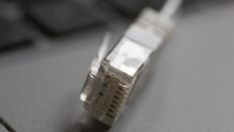 „Recht auf schnelles Internet“: Behörde schreitet ein Das „Recht auf schnelles Internet“ besteht seit Ende 2021 und soll Menschen auf dem Land etwas bringen.