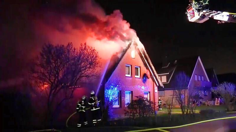 Das Reetdachhaus in der Nincoper Straße 56 in Neuenfelde ging in Flammen auf.