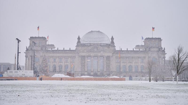 Kälte und Schnee bringen den Winter zurück Das Reichstagsgebäude ist mit Schnee bedeckt.