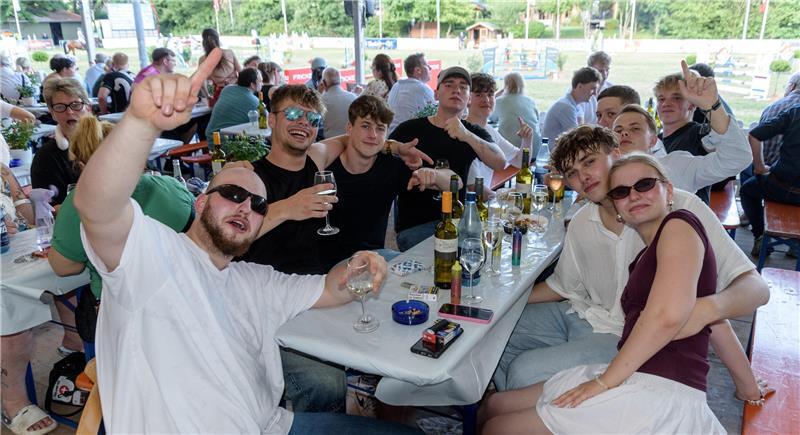 Wie Bargstedt gegen den Trend wächst: Erfolgsrezept des Reitturniers Das Reitturnier in Bargstedt hat auch immer Volksfest-Charakter.