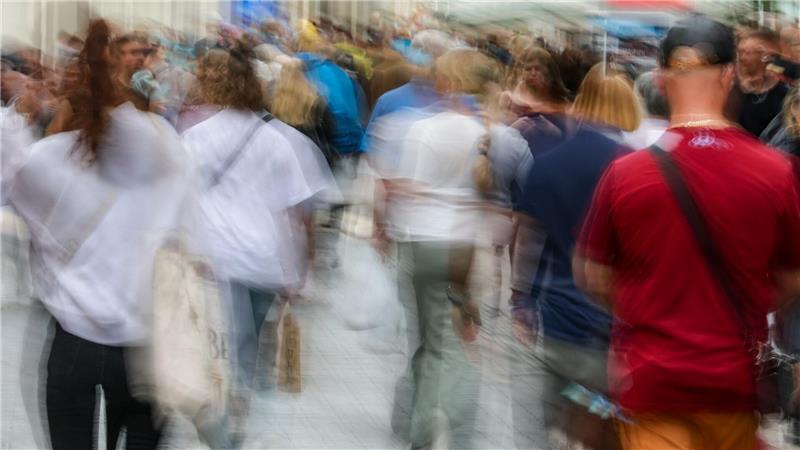 Arbeitgeber gegen Kommissionsvorschlag für „Kapitalrente“ Das Rentensystem betrifft alle - die einen zahlen ein, die anderen beziehen Rente. (Symbolbild)