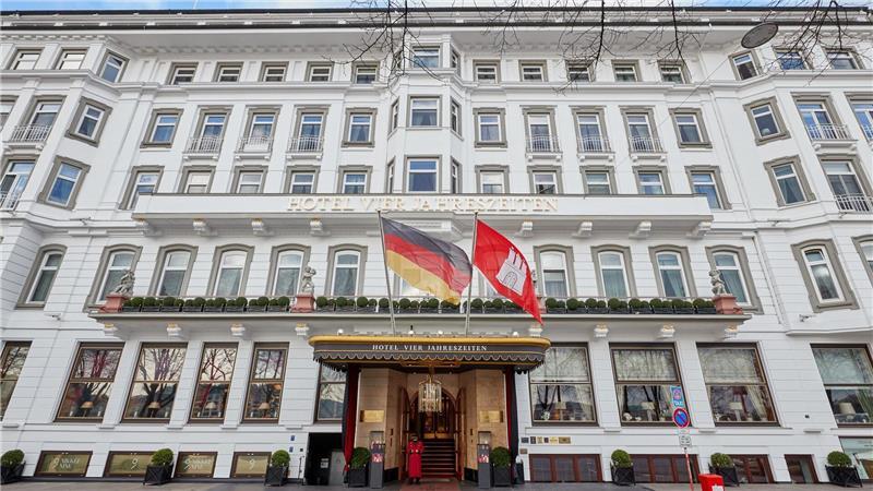 Das Restaurant Haerlin im Hotel Vier Jahreszeiten hat erstmals drei Michelin-Sterne erhalten. (Archivfoto)
