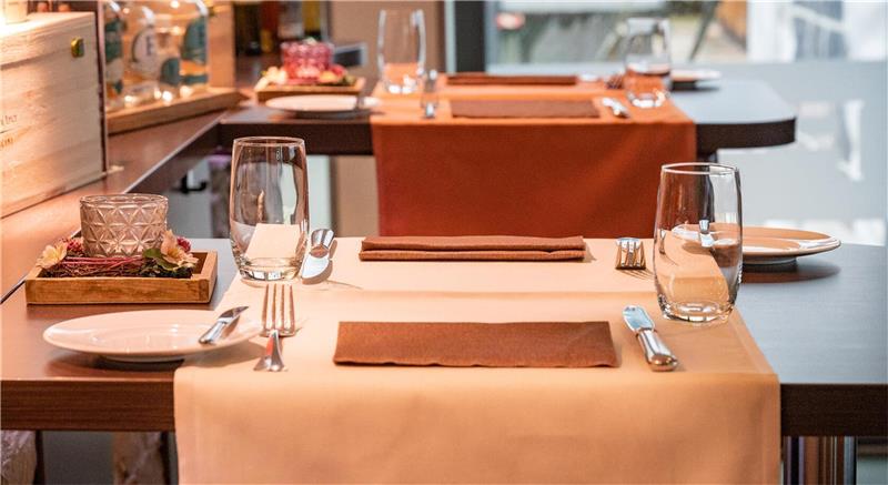 Verfallene Reservierung: Restaurants denken über Strafen für Gäste nach Das Restaurant Pier 6 von Steffen Heumann hat, wie viele andere auch, wachsende Probleme mit nicht erfüllten Reservierungen. Foto: Scheschonka