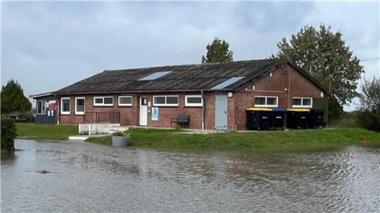 Das Restaurant Weseroase auf dem Campingplatz Rechtenfleth steht erhöht und wurde daher von dem Hochwasser verschont.
