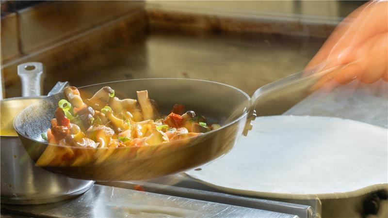 Gastro-Tipps: Wo man im Stader Nachbarkreis vegan speisen kann Das Restaurant „Zur Börse“ in Wremen stellt uns seine veganen Gerichte vor. Hier werden die Pilze für die gerösteten Brotscheiben vorbereitet. Foto: Scheschonka