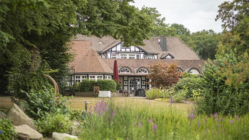 Das Restaurant des Romantikhotels mit seinem idyllischen Garten soll auch künftig ein zentraler Ort für Gäste und Einheimische bleiben.
