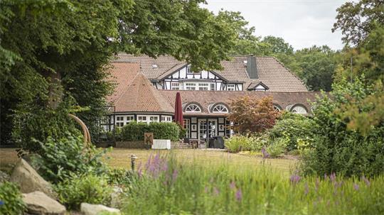 Das Restaurant des Romantikhotels mit seinem idyllischen Garten soll auch künftig ein zentraler Ort für Gäste und Einheimische bleiben.