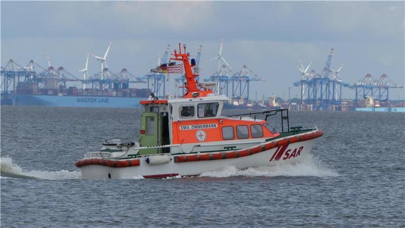 Das Rettungsboot der Fedderwardersieler Seenotretter, die „Emil Zimmermann“ kreuzt vor Bremerhaven.