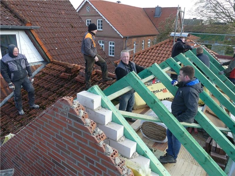 Hüller Ortswehr packt kräftig beim Bau des Gerätehauses mit an Das Richtfest für den Anbau des Hüller Feuerwehrgerätehauses naht. Auf dem Bild sind keine Arbeiter der beauftragten Baufirmen - das sind Aktive der Hüller Ortswehr, die hier kräftig selbst anpacken, insbesondere auf dem Dach. 600 Stunden E