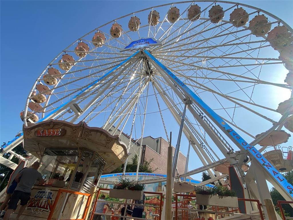 Das Riesenrad am Geesttor schenkt seinen Fahrgästen einen herrlichen Blick über ...