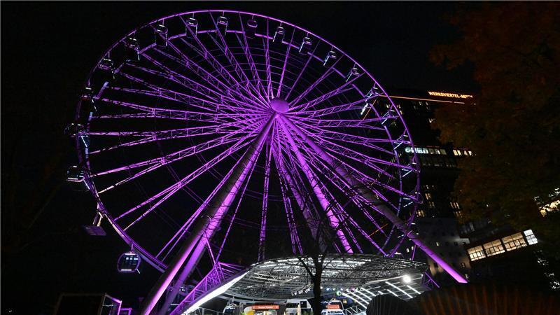 Darum strahlen diese Wahrzeichen am Samstag in Pink Das Riesenrad am Ostbahnhof in München ist zum Weltmädchentag pink angestrahlt (Archiv).