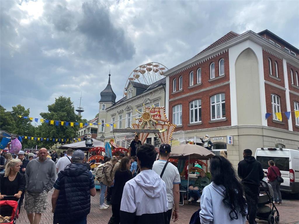 Das Riesenrad dreht seine Kreise und immer mehr Leute strömen am Sonnabendnachmi...