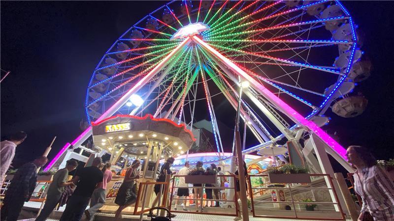 Das Riesenrad gehört zum Altstadtfest in Buxtehude dazu.
