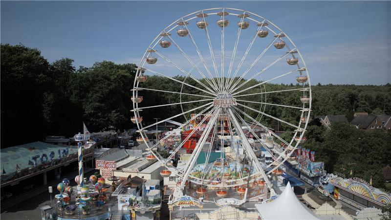 Pfingstmarkt 2025 in Neukloster: Neuheiten und eine Auszeichnung Das Riesenrad macht auf den Pfingstmarkt im Buxtehuder Ortsteil Neukloster aufmerksam. Der Markt gilt als das größte Volksfest zu Pfingsten in Norddeutschland.