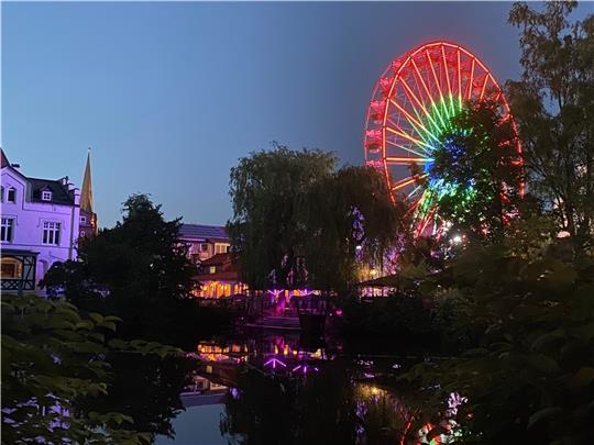 Das Riesenrad wird nicht der einzige Hingucker auf dem Buxtehuder Altstadtfest sein. Foto: Weselmann