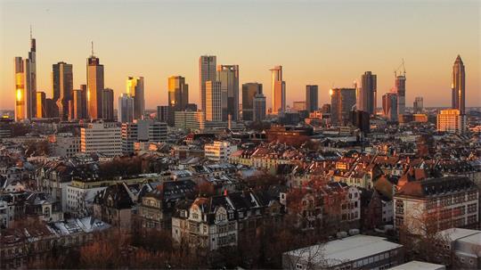 Das Risiko für eine Immobilienblase in Frankfurt ist Schweizer Bank UBS zufolge moderat (Archivbild).