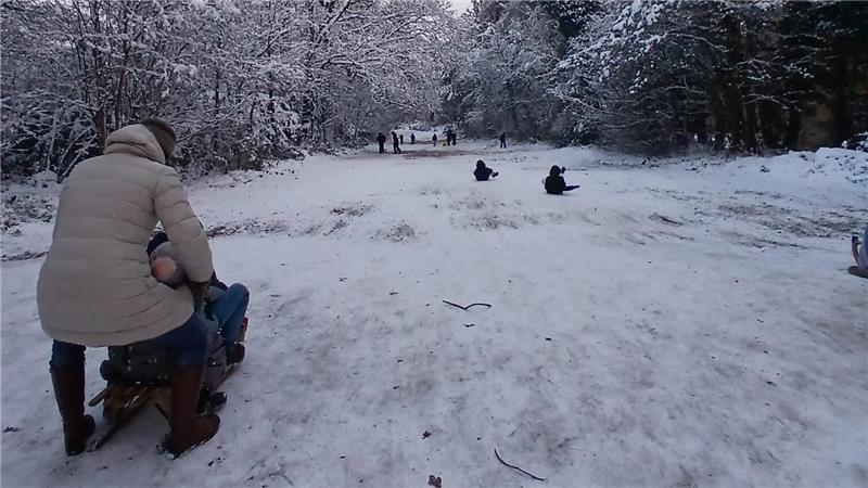Das Rodeln am Bullenberg in Buxtehude hat Leserin Janina Nasri schon als Kind geliebt.