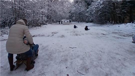 Das Rodeln am Bullenberg in Buxtehude hat Leserin Janina Nasri schon als Kind geliebt.