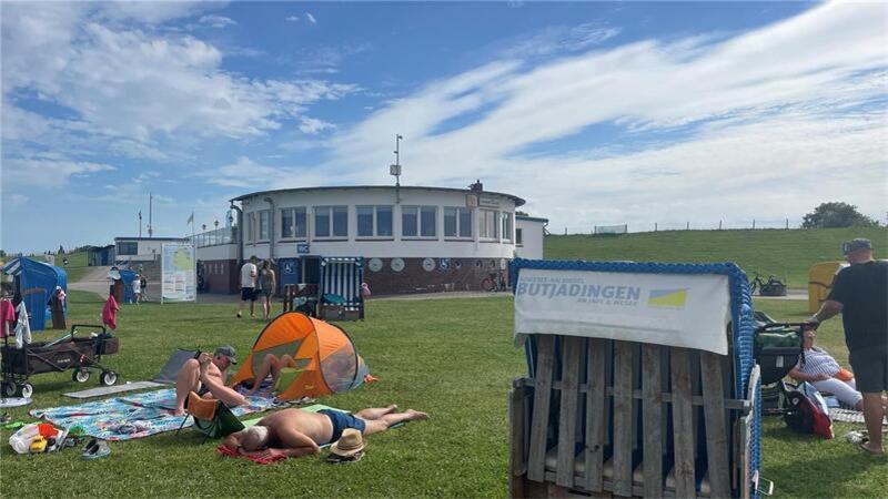 Cocktails und Pommes: Neuer Imbisswagen am Nordsee-Strand Das Rondell in Burhave liegt direkt am Strand. Es ist seit Jahren ein beliebtes Ziel für Urlauber und Einheimische.