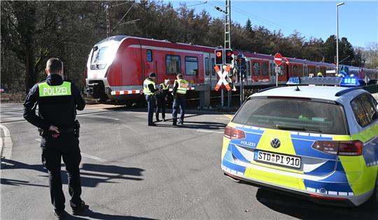 Das Rotlicht und die Halbschranke missachtete der 22-Jährige offenbar. Er wurde rund 20 Meter von der S-Bahn mitgeschleift.
