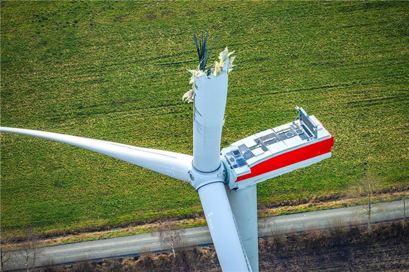 Defektes Windrad: Abbau-Frist droht zu verstreichen Das Rotorblatt der Windenergieanlage vom Typ GE 5.3-158 ist seit dem 15. September gebrochen. Foto: Martin Elsen