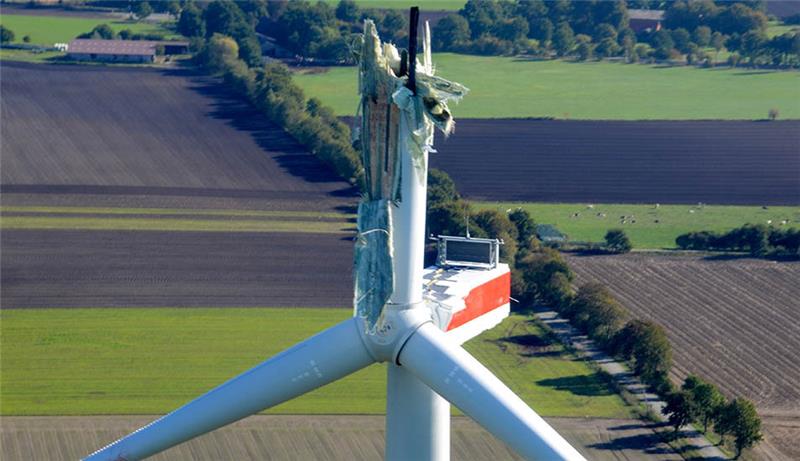 Das Rotorblatt der Windenergieanlage vom Typ GE 5.3-158 ist seit dem 15. September gebrochen.  Foto: Algermissen