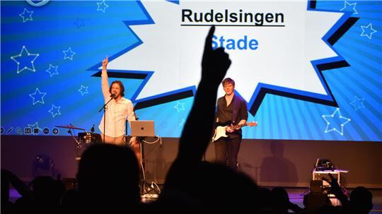 Das Rudelsingen im Stadeum ist wie eine riesengroße Party mit Karaoke für alle.