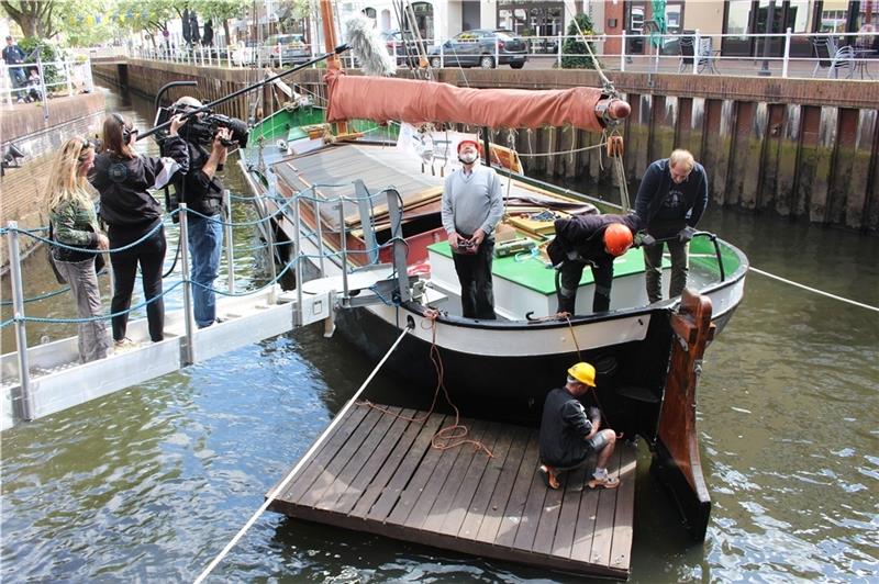 Das Ruderblatt wird wieder am Ewer angebaut – begleitet von einem Fernsehteam des NDR. Foto: Frank